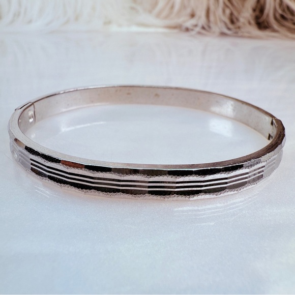 Vintage Silvertone diamond cut bangle bracelet - Picture 6 of 7